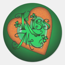 KYSSA MIG SHAMROCKS av SHARON SHARPE Rund Klistermärke