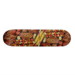 Läcker grillfest med uncooked och lagad mat köttno skateboard deck