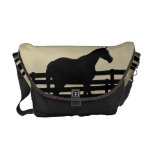 Landhäst med den nya staketsolnedgångmessenger bag