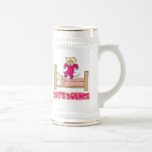 Låter dunbanhoppning på säng kaffe muggar