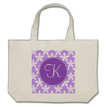 Lila blommor med den purpurfärgade monogramen tygkasse