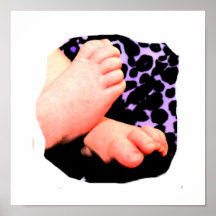 Lite babyfot, purpurfärgad Leopardbakgrund Affisch