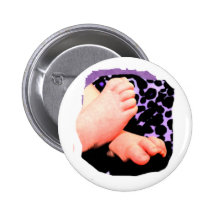 Lite babyfot, purpurfärgad Leopardbakgrund Nål