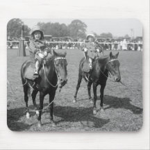 Liten flicka på hästrygg, tidiga 1900s mus mattor