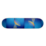 Livlig satellit- maträtt över blåttbakgrund skate board
