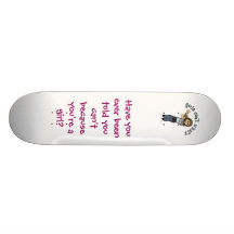 Ljus kvinna som leker trumpeten skateboards