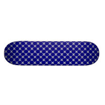 Marin med vitskallen och Crossbonespolka dots Skate Deck