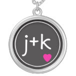 Märka med sina initialer kärlekhalsbandet