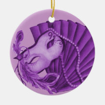 Maskerad i den violetta prydnaden julgranskula