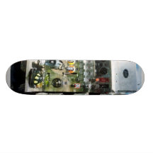 Mätinstrument vattnar med slang och en hjälm skateboard