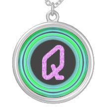 Monogram "Q ", Hängsmycke