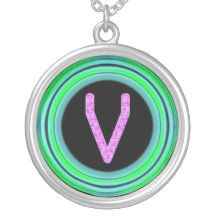 Monogram "V ", Hängsmycke