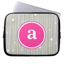 Monogramen pricker och fodrar datorskydd