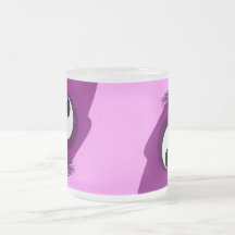 Mörkt rosa monster för fånig lite kaffe kopp