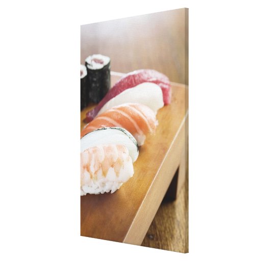 Närbild av sushi på ett bord kanvasduk med gallerikvalitet 