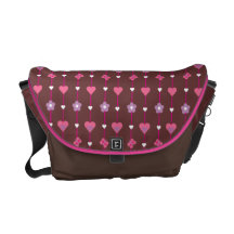 Nätt rosa Retro hjärtablommor & fjärilar Kurir Väskor