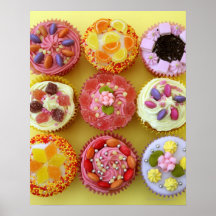 Nio muffins varje som dekoreras med godisen i a print