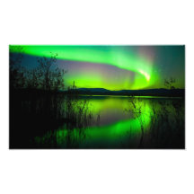 Nordligt ljus som avspeglas på sjön fotografier