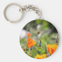 Nyckelpiga som flyger av blomma nyckel ring