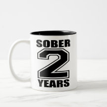 Nyktra till 2 år svart på vit kaffe kopp