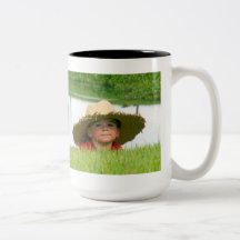Ögonblick som delar 1 färg kaffe muggar