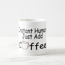 Ögonblickmänniskan tillfogar precis kaffe mugg