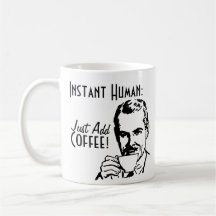 Ögonblickmänniskan tillfogar precis kaffe muggar