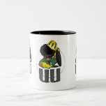 Ollie hittar på det underjordiska koffeinet kaffe mugg