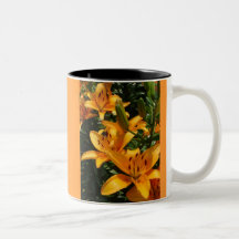 Orange asiatiska liljar kaffe kopp