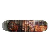 Orange cykel vid rödbrun sandsten skateboard deck