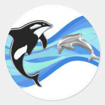 Orca och delfin i vågar rund klistermärke