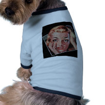 Överrrakning i en Polaroid Hund T-shirt