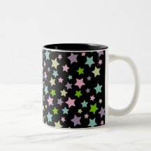 Pastellfärgat stjärnamönster på svart kaffe mugg