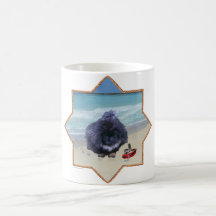 Pekingese valp på stranden kaffe mugg