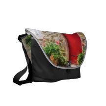 Pelargoner vid den röda dörren messenger bag