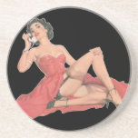Pinup i långa klänning och nyloner glasunderlägg