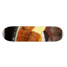 Plätera med skivade bröd och knivar skate decks