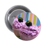 Purpurfärgad muffins knapp med nål