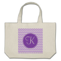Purpurfärgad sparre med den purpurfärgade monogram tote bags