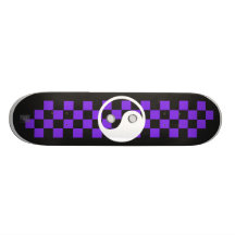 purpurfärgad yinyangcheckers skateboard