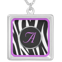Purpurfärgat Monogramhalsband för chic zebra tryck
