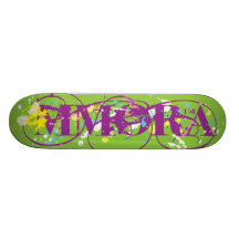 Raka stiger ombord skateboard
