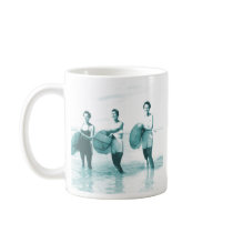 Retro surfa för tappningbadningskönhetar kaffe kopp