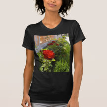 Röd ros i slottträdgårdar tshirts