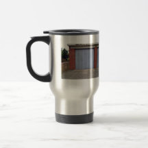 Röd tegelstenvägg och stängd dörr kaffe muggar