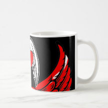 Röda och för vit bevingada röda hjärtor kaffe koppar