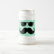 Rolig grönt för mustasch- och solglasögonansiktemi kaffe kopp
