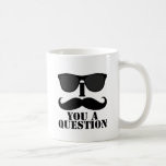 Rolig I-Moustache dig solglasögon för en ifrågasät Kaffe Koppar