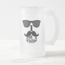 Rolig I-mustasch dig en ifrågasätta med solglasögo Mugg