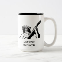 ROLIGT AVSLUTAD MUGG FÖR KAFFE FÖR ARBETSLEKGITARR